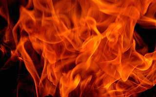 Pożar sterty słomy w Jawtach Małych. Z ogniem walczyło 26 strażaków